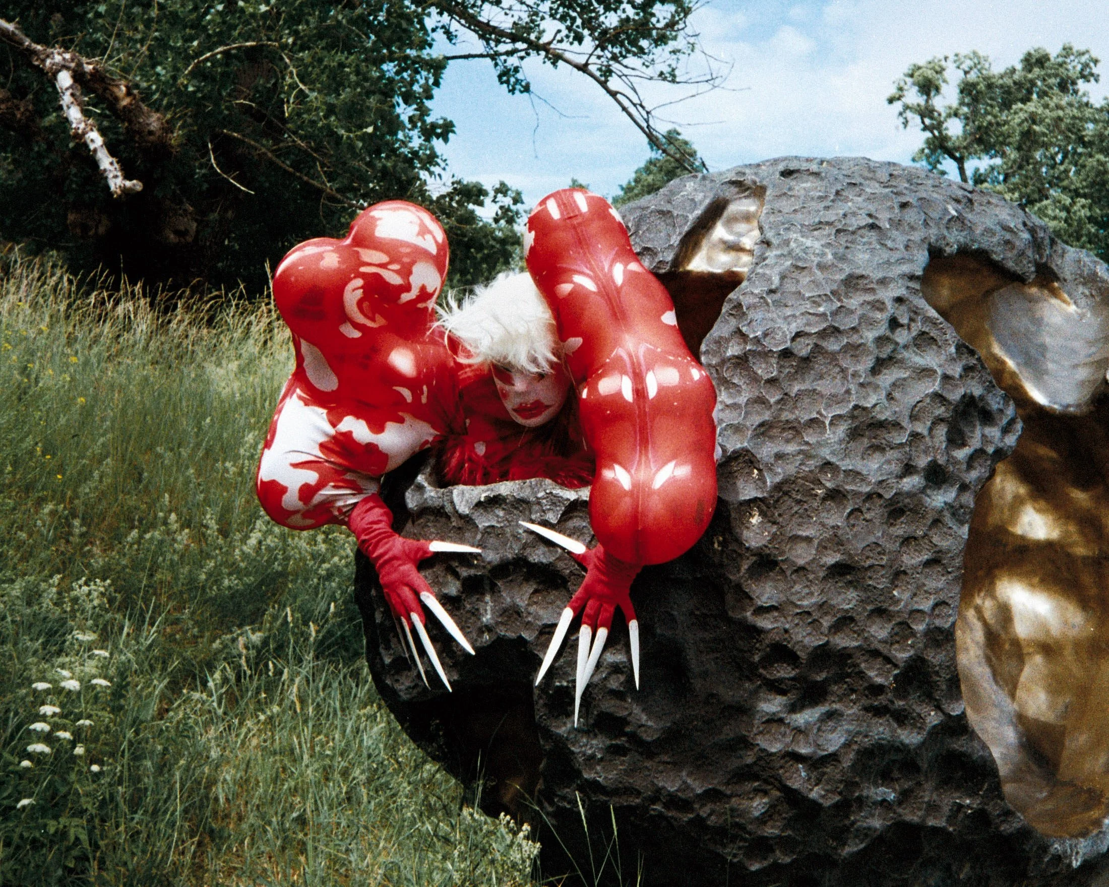 Inside Grebnellaw’s Red-and-White Universe