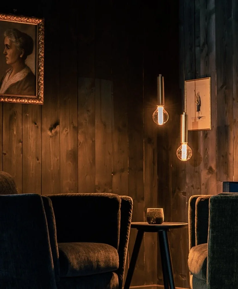 FORSTGUT Bavaria Chalets Suites Interior Suite Deep Green Lounge LE MILE Magazine