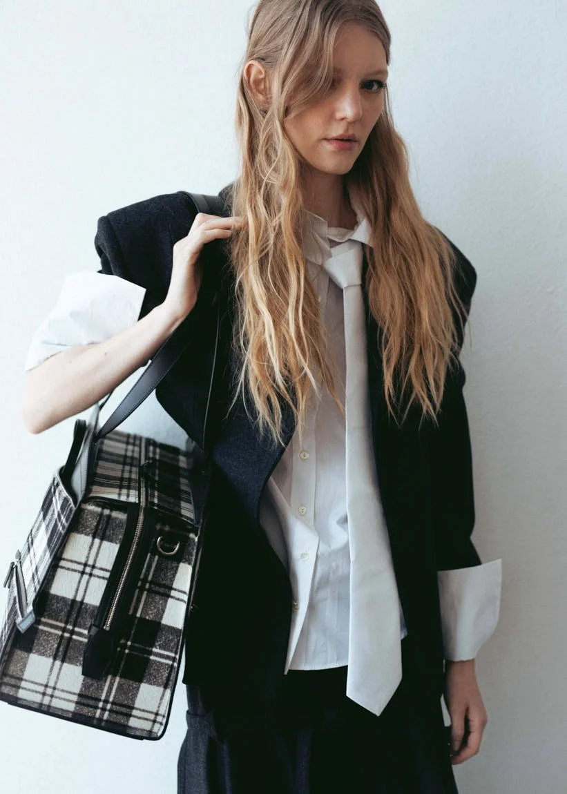 White Milano 2026 LE MILE Magazine photo Matteo D’Agostino blazer + skirt MADALINA CAMINSCHI, shirt PALO/SANTO, tie BATAKOVIC, bag MERRYL TIELMAN