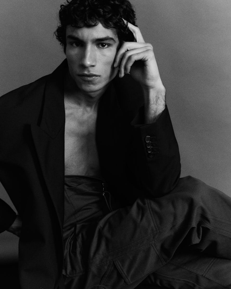 Close Up Duncan Yair wearing MOSCHINO and AQV A ALTA, photographed by Cosimo Buccolieri for LE MILE Magazine.
