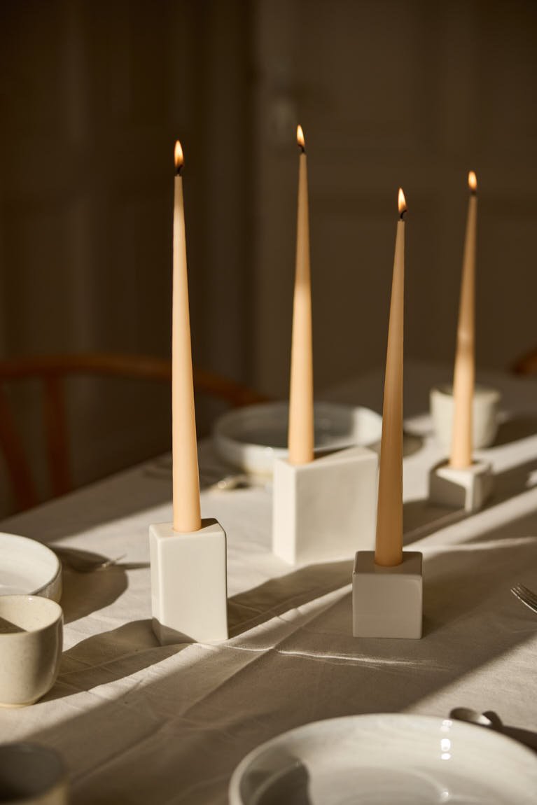 onomao Traditionell collection in Natural White with white GMK x onomao candle holders, arranged as a warm table setting for LE MILE Magazine.