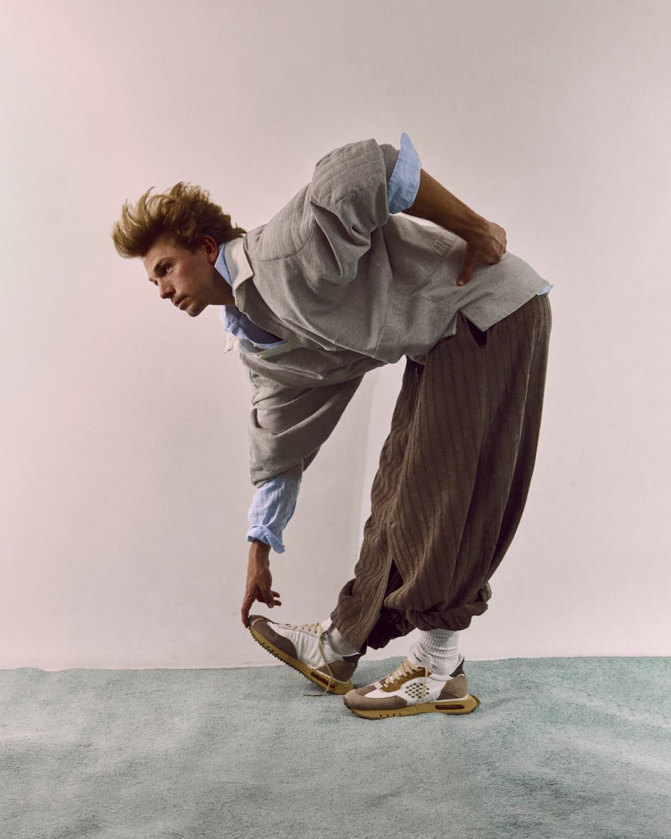 LE MILE Magazine James Yates GANT SS26 Digital Cover James wears sweatshirt HED MAYNER, shirt POLO RALPH LAUREN, pants EMPORIO ARMANI, shoes BEPOSITIVE