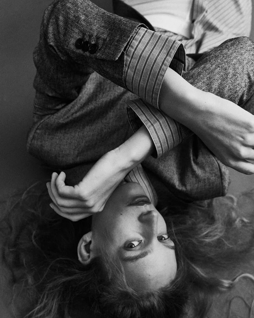 KIRA ALFERINK for LE MILE Magazine Digital Fashion Editorial SS26 photo by Antonio Crotti Kira wears shirt by CALVIN KLEIN, blazer by PAUL SMITH and tights by CALZEDONIA