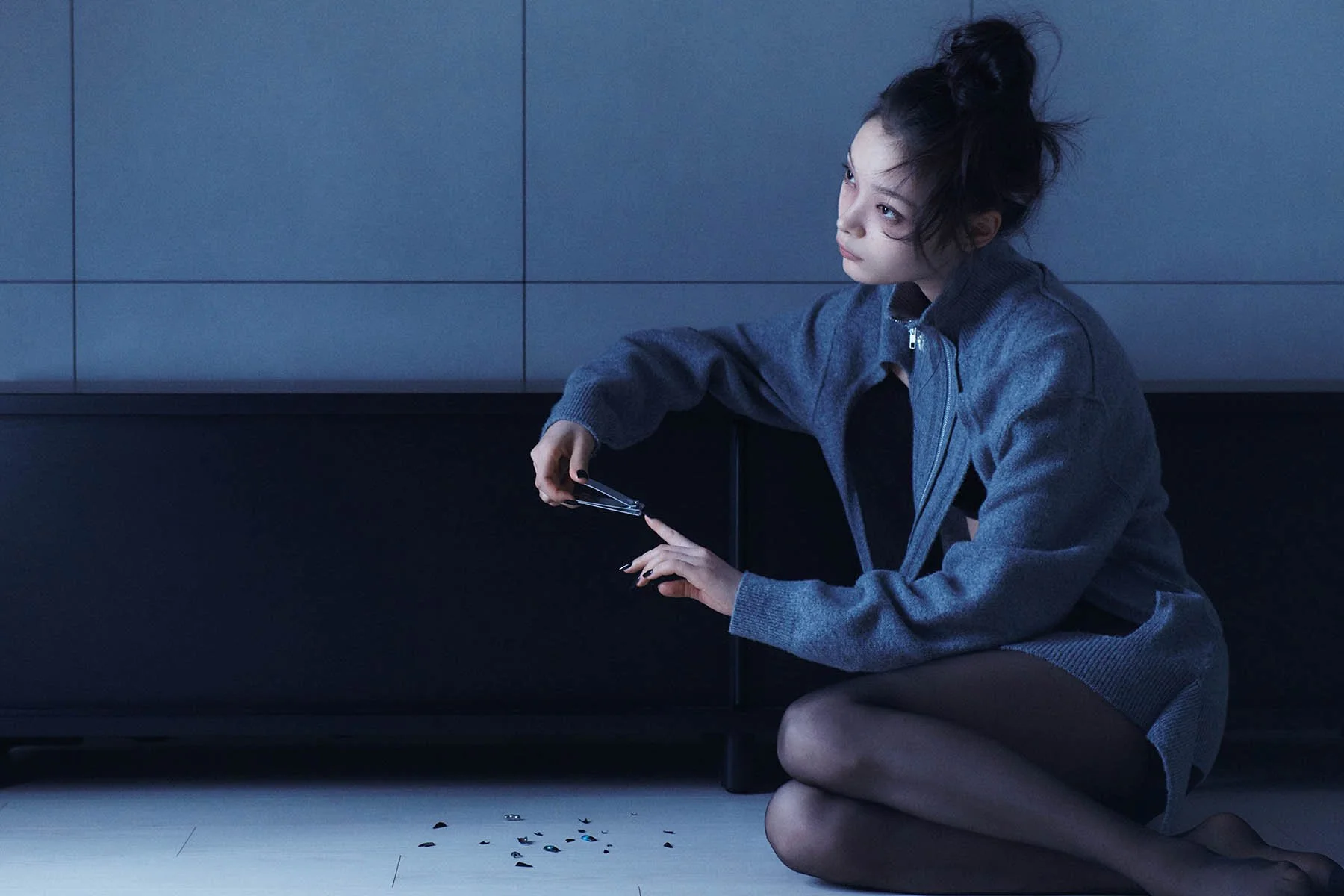 Ludovic de Saint Sernin Zara Leather Chair LE MILE Magazine Chen Zi wears a total look by SIMONE ROCHA