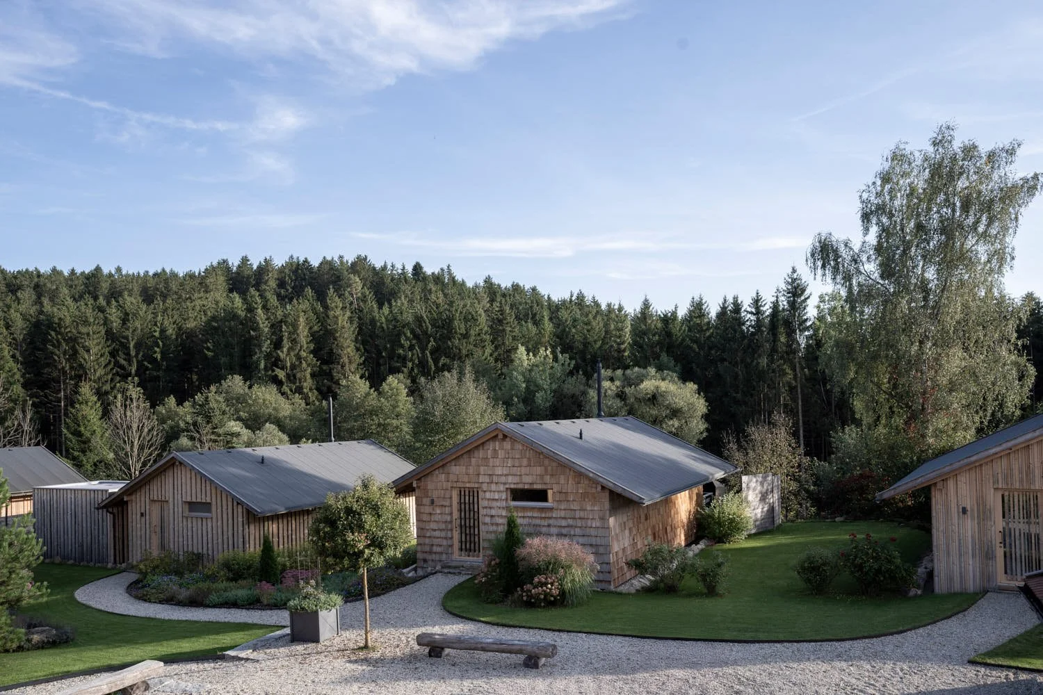 FORSTGUT Bavaria Chalets Suites Außenansicht LE MILE Magazine