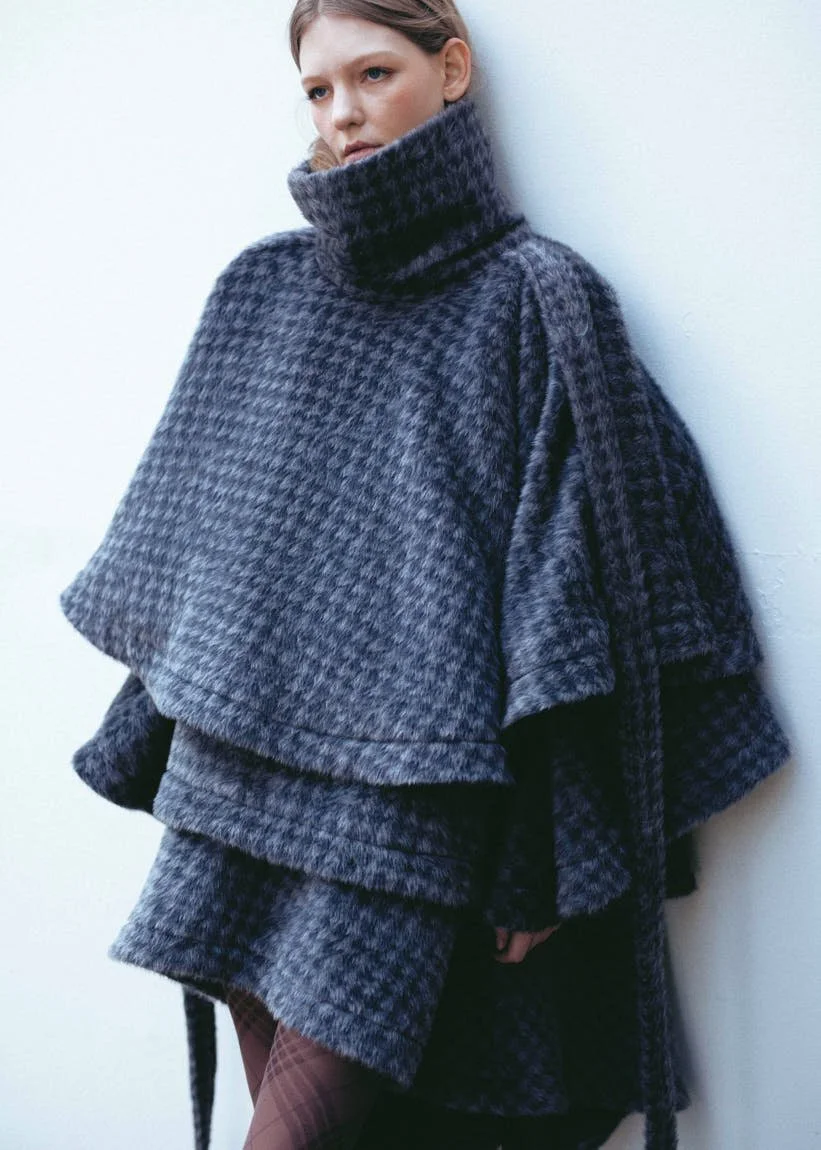 White Milano 2026 LE MILE Magazine photo Matteo D’Agostino coat BATAKOVIC shoes CAMPER tights CALZEDONIA