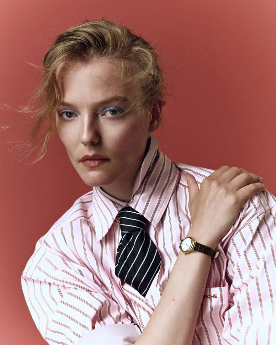 LE MILE Magazine ROOS ABELS Interview and SS26 Fashion Editorial Roos wears shirts by ISABELLE BLANCHE and MANGO SELECTION, shorts, belt and shoes by VIVETTA, and tie and watch from ARCHIVE