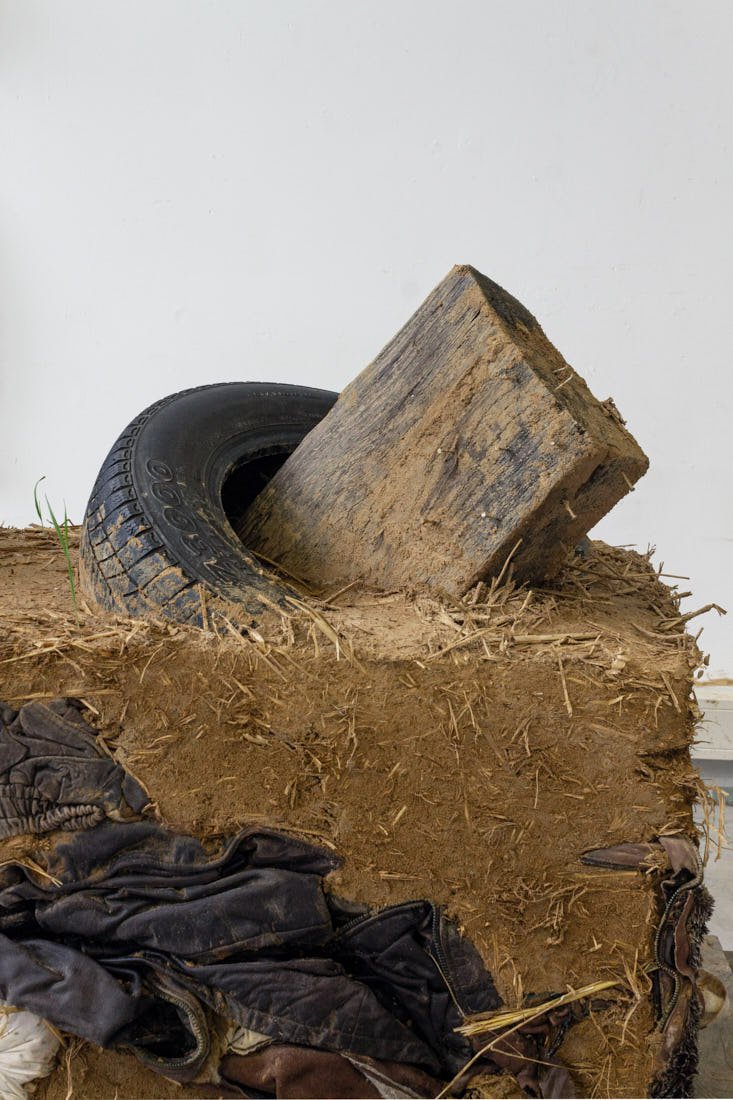Is It Big? Is It Small? How Does It Smell?, 2024, textile objects with clay, sand, straw and wooden pallets, dimensions vary. Image by Adrian Kiss