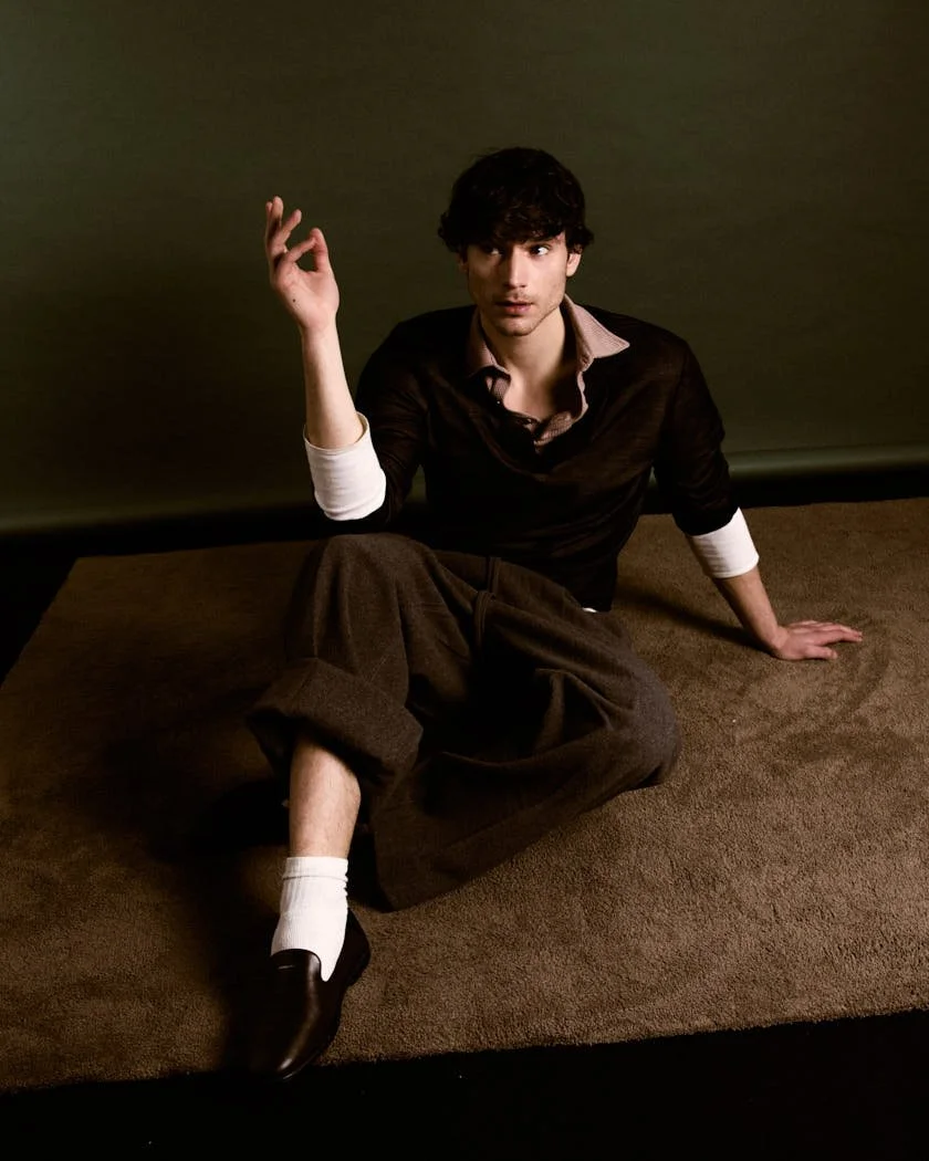 MATTEO GUERRIERI LE MILE Magazine Digital Cover SS26 Menswear Matteo wears a polo sweater by FERRAGAMO, a knit T shirt by AGNONA, pants by FIVEFOURFIVE, and shoes by FERRAGAMO