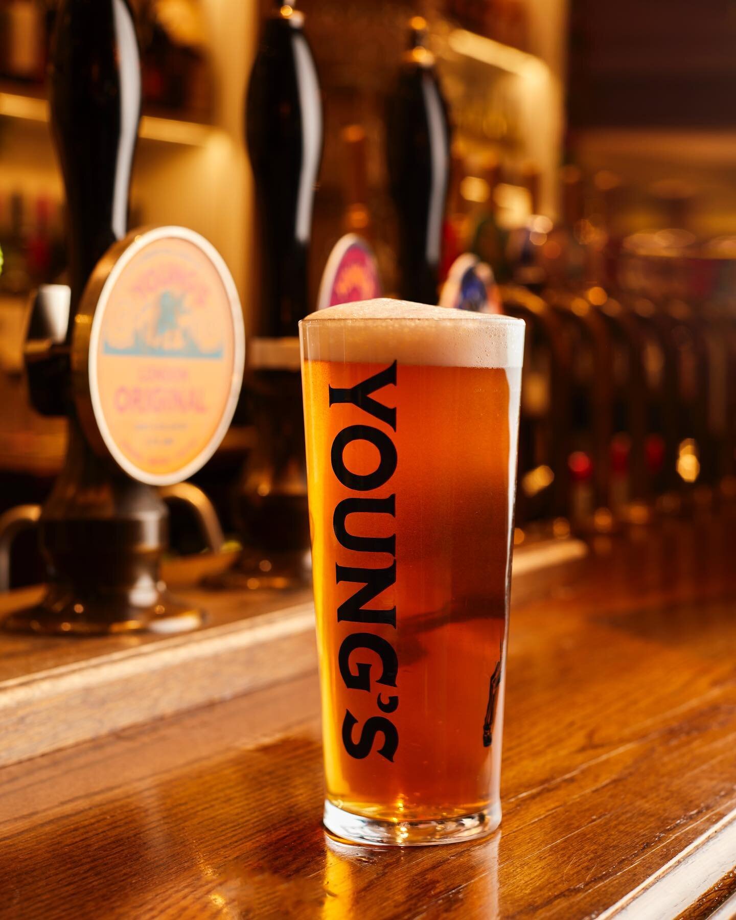 The Golden Glow of a London Classic @youngsbeer Original. 🍺
Shot with @feedforthetree 
.
.
.
.
.
.
.
#london #beer #realale #caskbeer #longlivethelocal #caskisking #photography #drinkphotography #pubs #refreshing #classic #design #handpull #freshbee