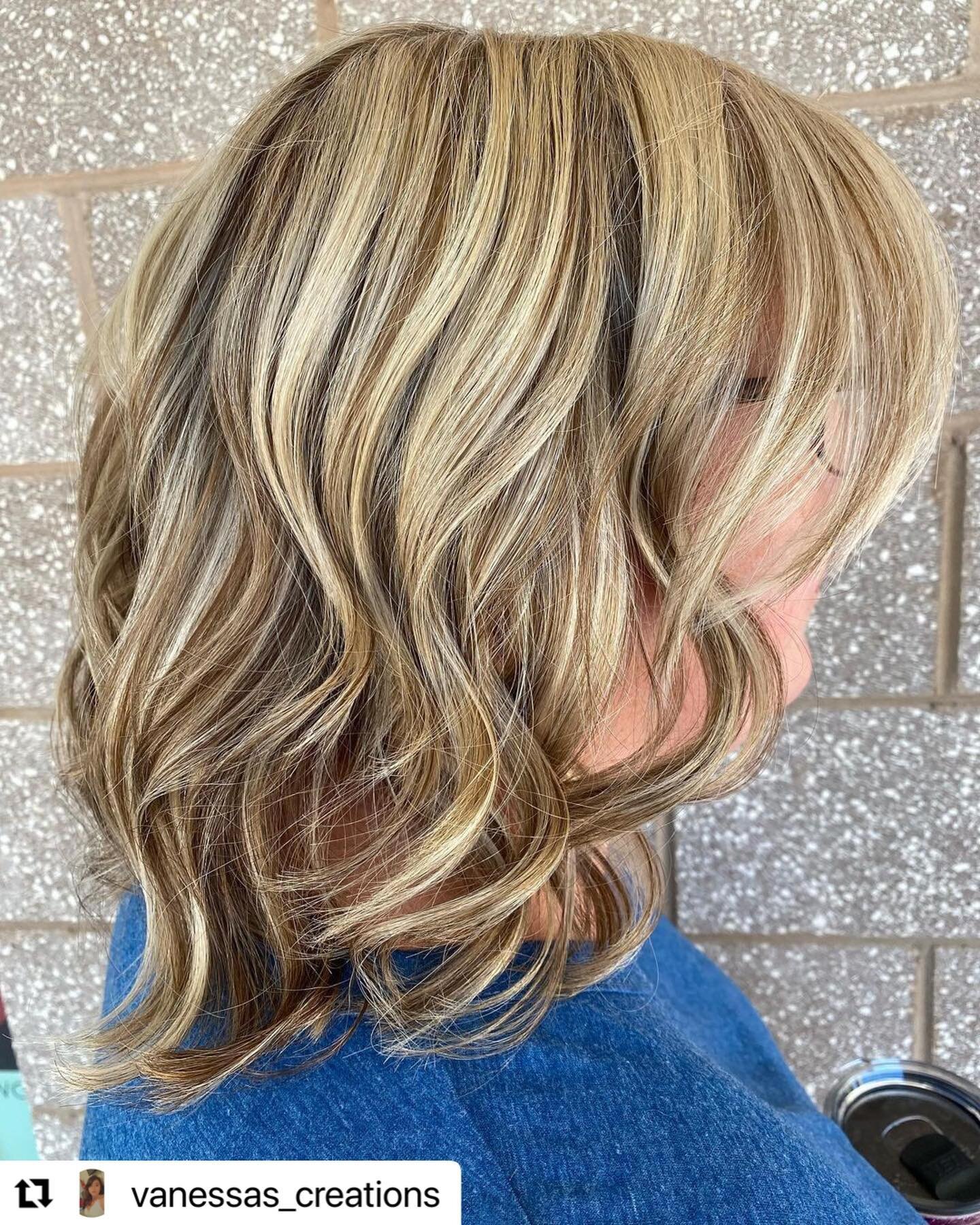 #Repost @vanessas_creations 
・・・
Want to be blonde but still have depth/ dimension ? This is a great solution to that 💁🏼&zwj;♀️✨ #3030 #highlights #lowlights #paulmitchell #paulmitchellpro #pmshines #dimensionalblonde #depth #curls #refresh