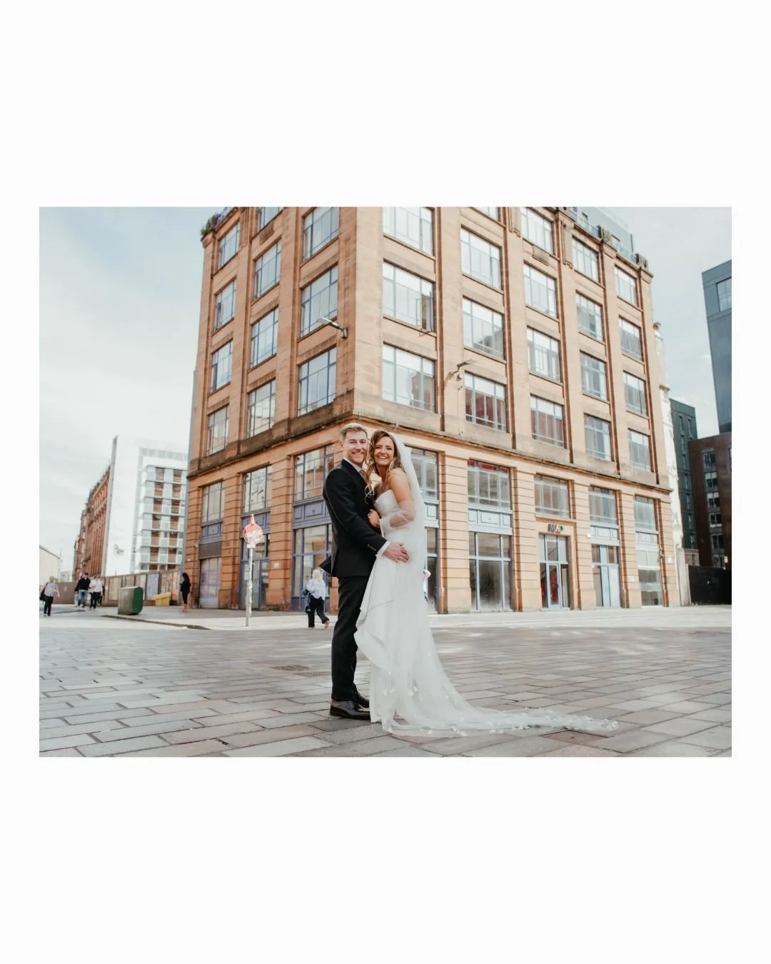 There's nothing I love more than Glasgow in the sunshine ☀️ A few shots from yesterday... Stephanie + Calum's Glasgow city wedding &hearts;️ 

@citation_glasgow 

#citationwedding #glasgowwedding #weddingphotographerglasgow #scottishwedsingphotograph