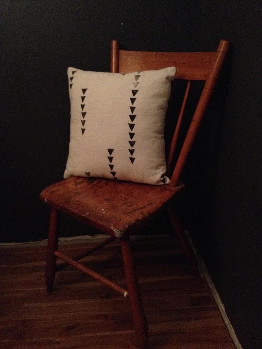 arrowpillowchair.jpg