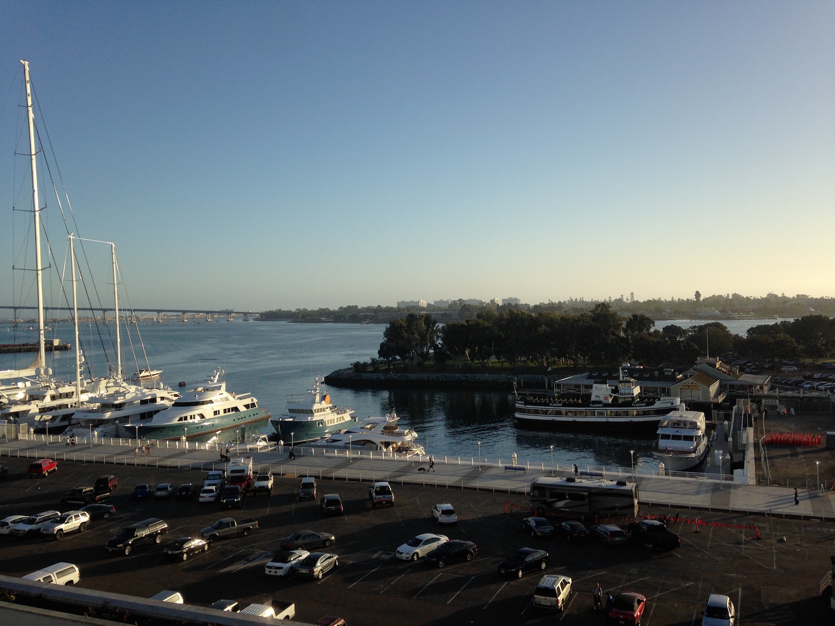 Knowing this is what was waiting for us outside, it could have been pretty hard to sit indoors all day... (Harbour of San Diego, view from the Convention Centre steps after my walk last night)