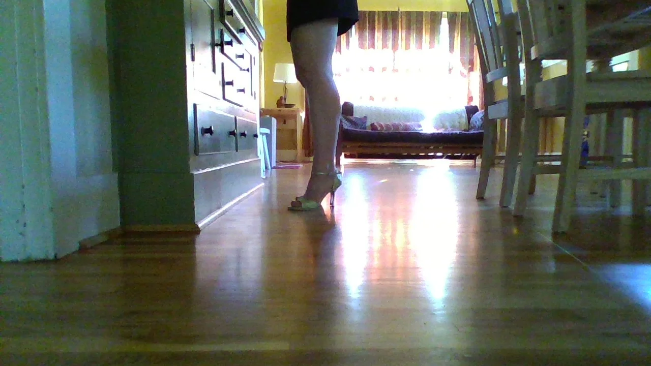 Step 1: Just starting to lift the heels off the ground: notice the knees stay soft!
