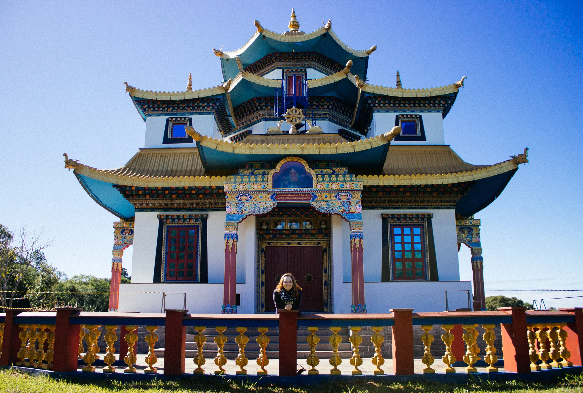 Atrás do templo