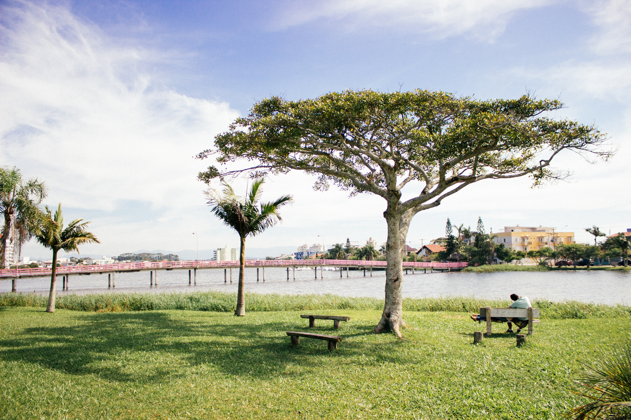 Ponte no meio da Lagoa do Violão