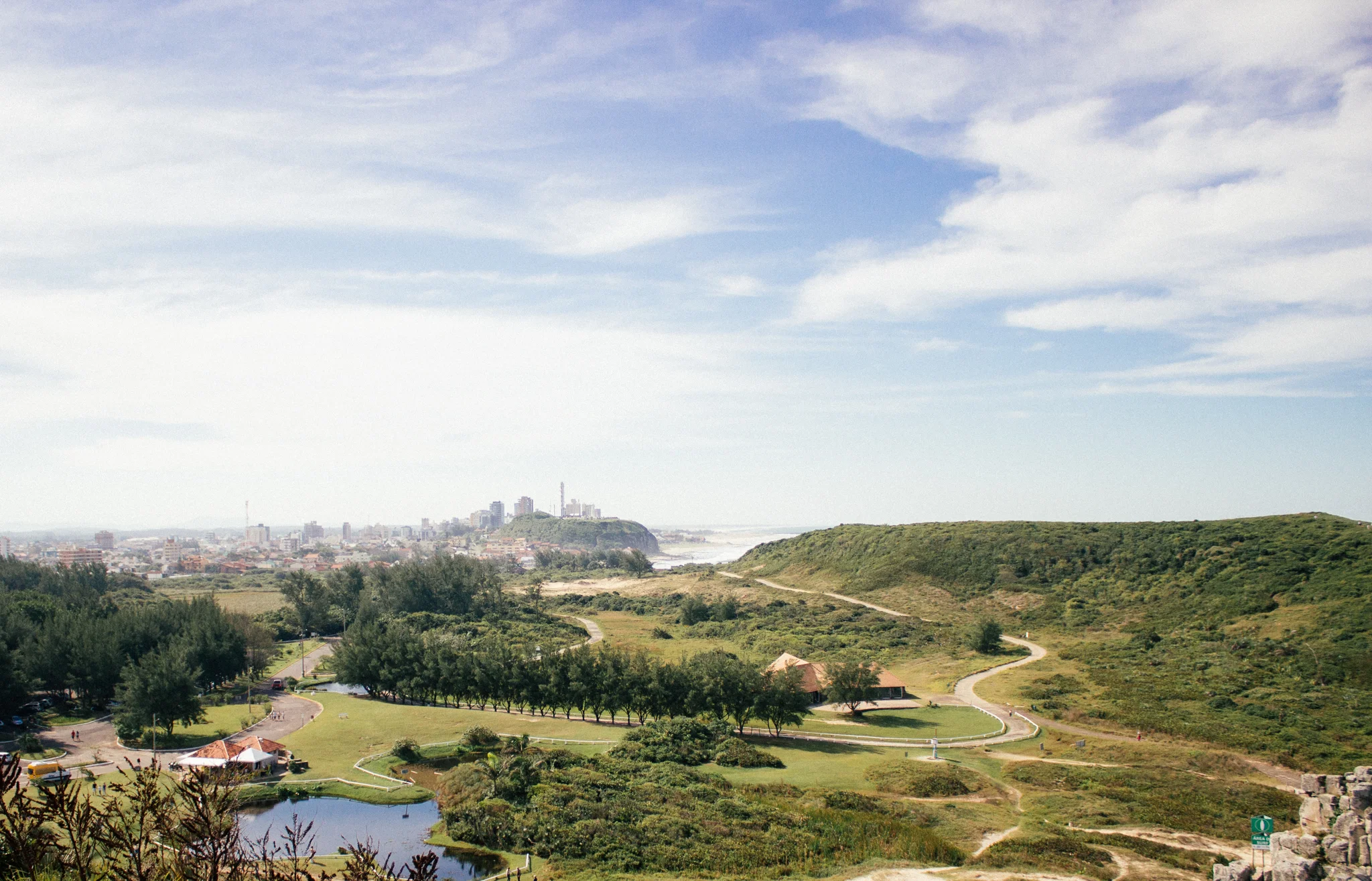 Parque da Guarita e lá no fundo está o Morro do Farol