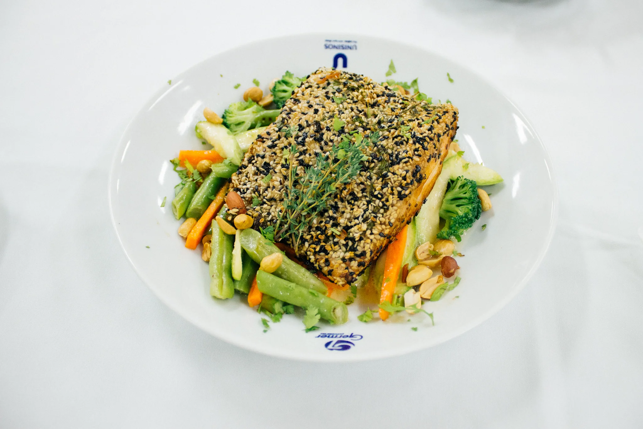 Salmão picante com crosta de gergelim