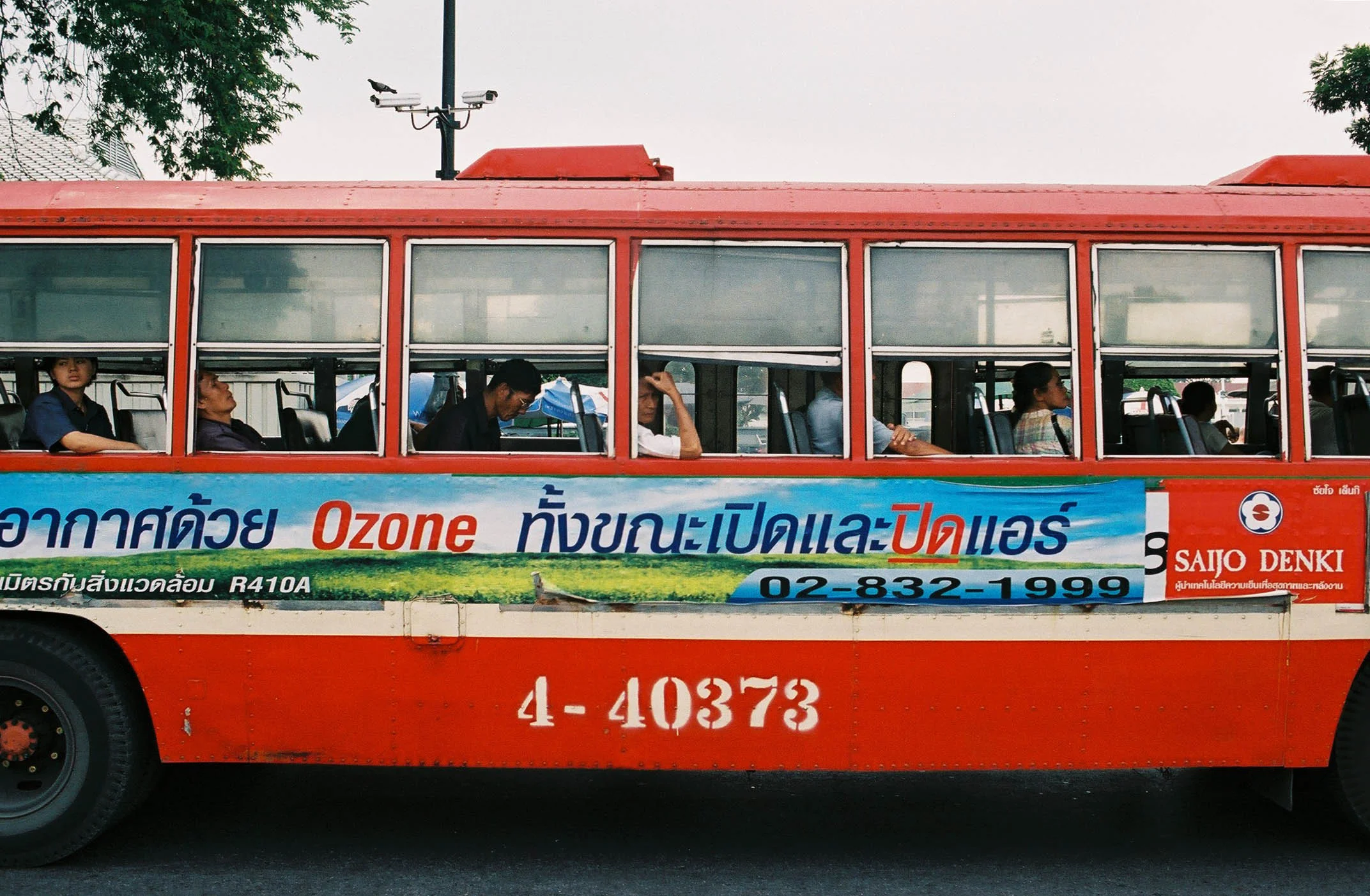 Ônibus de linha em Bangkok. O de viagem são bem bonitos, confortáveis e congelantes.
