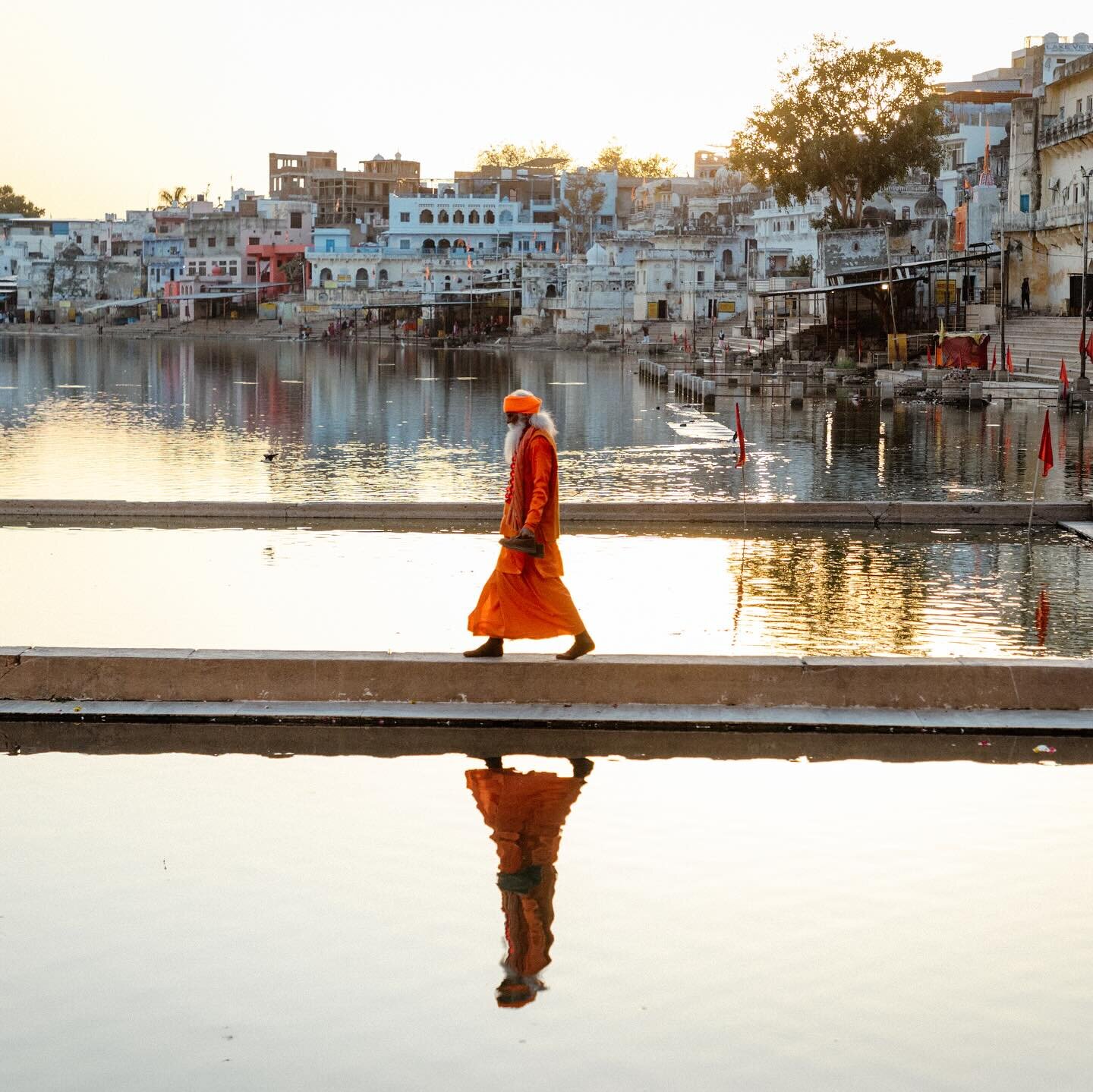 Pushkar &eacute; uma das cidades sagradas da &Iacute;ndia🙏
.
O Lago Pushkar &eacute; considerado um dos lagos mais sagrados da &Iacute;ndia pelos hindus e sikhs. Ele &eacute; cercado por aproximadamente 500 pequenos templos, 52 ghats (degraus) e hav