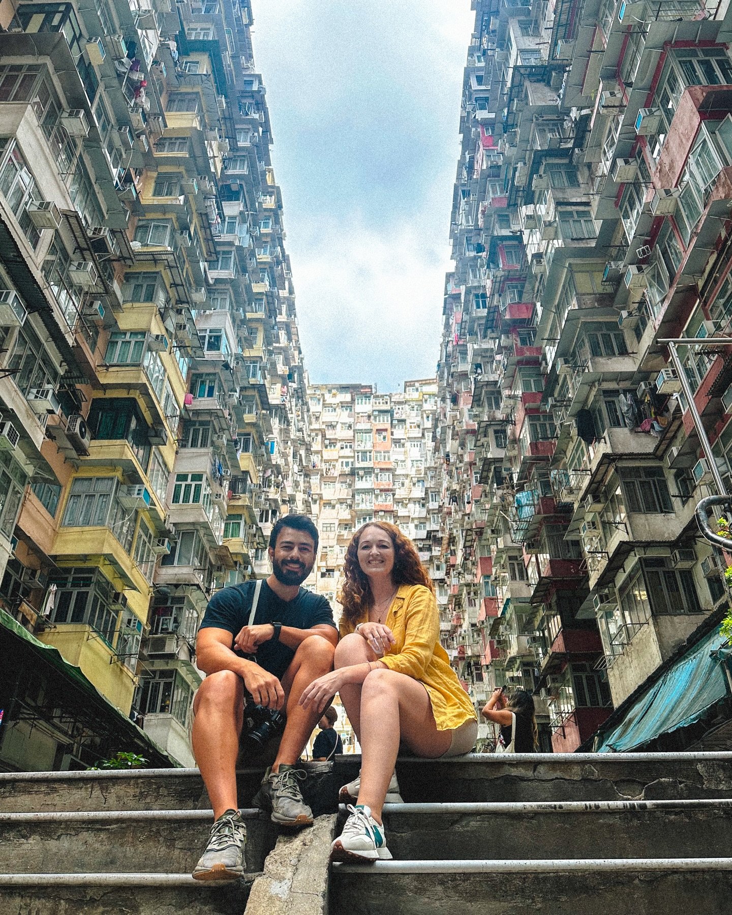 Revisitar Hong Kong foi especial&hellip;
A gente j&aacute; conhecia a cidade, mas foi s&oacute; agora que descobrimos esse lugar impressionante: o Monster Building!

Entre escadas, enquadramentos e o caos harmonioso desses blocos de concreto, encontr