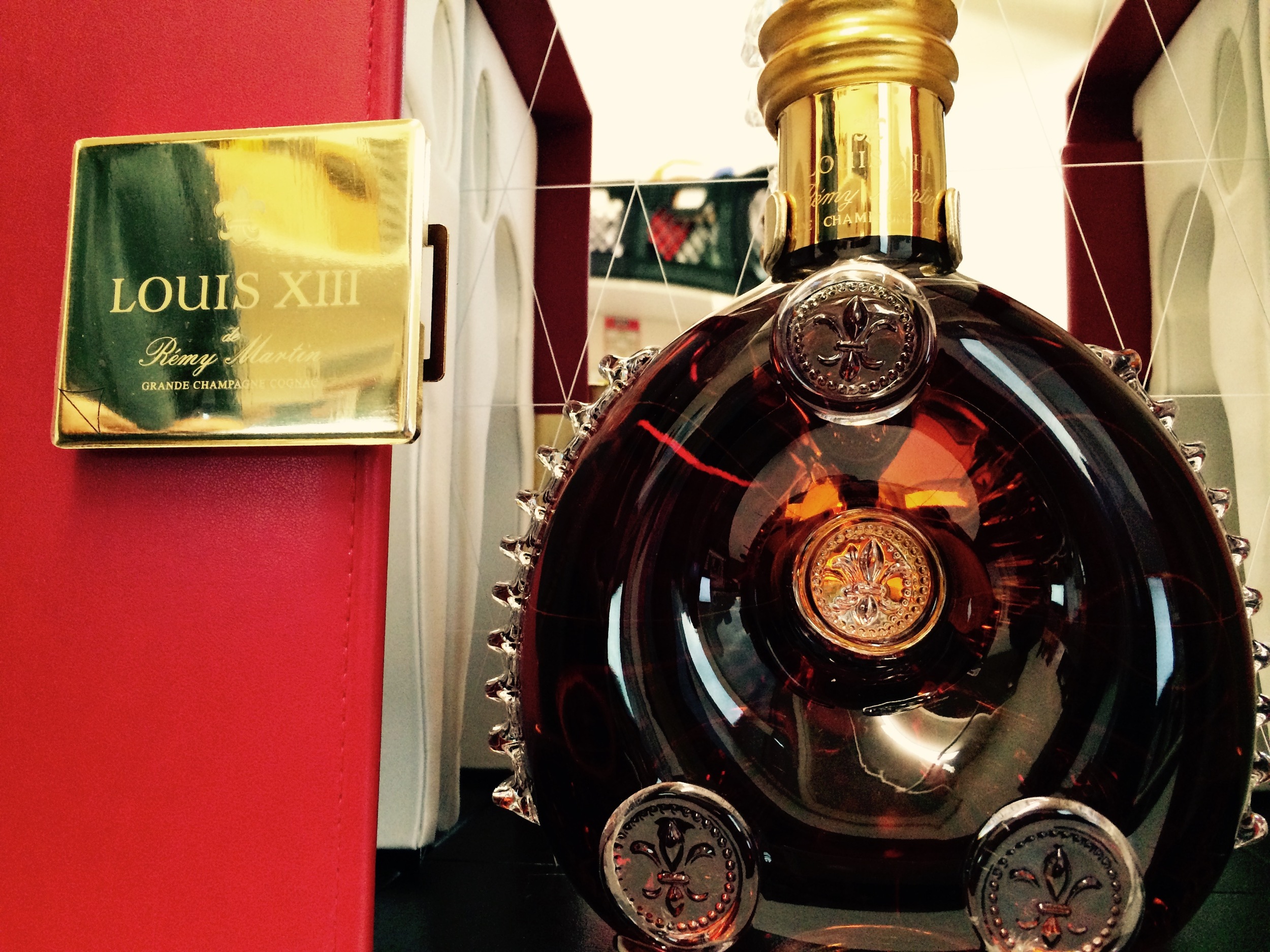 The Louis XIII Grand Gold Bar is made from booze and chocolate. 🍫 Footage  courtesy of @crepesofwrath #insiderdessert @carolinemishelle