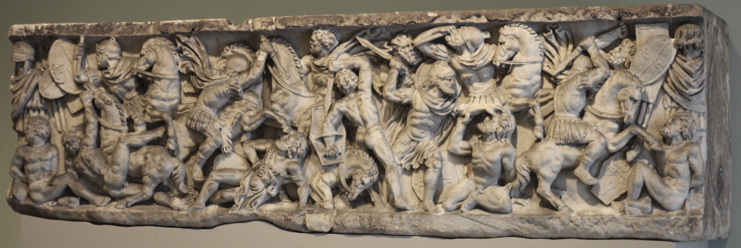 Roman_sarcophagus_with_battle_scene.jpg