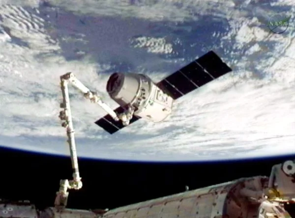 dragon-reaches-space-station-tv_53883_600x450.jpg