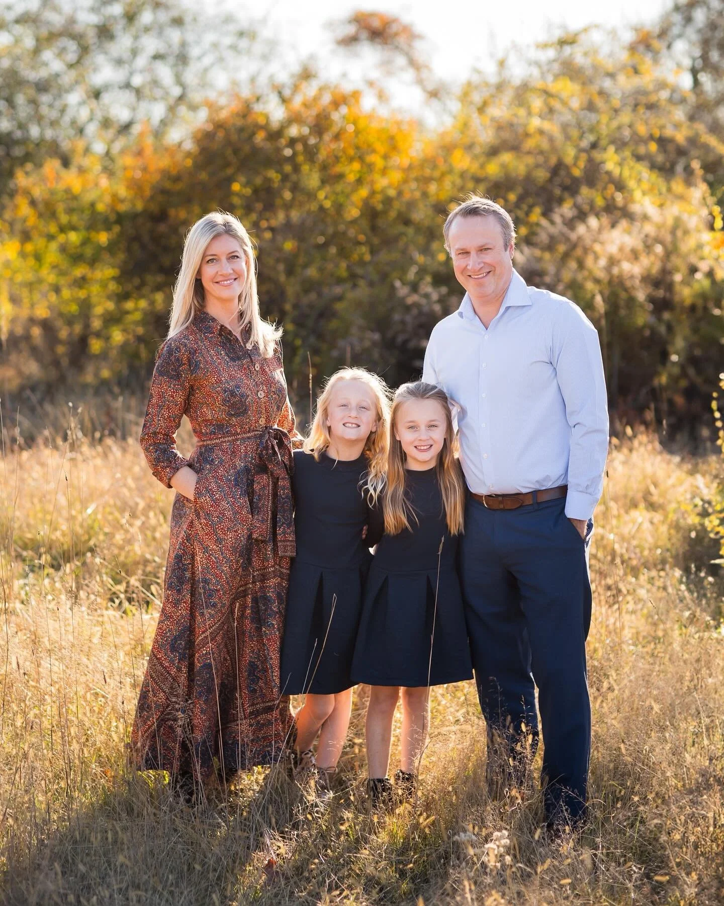 This chilly August day is giving &ldquo;book your fall portraits&rdquo; while your kids raid the pantry for the 18th time today. 
🔗link in bio