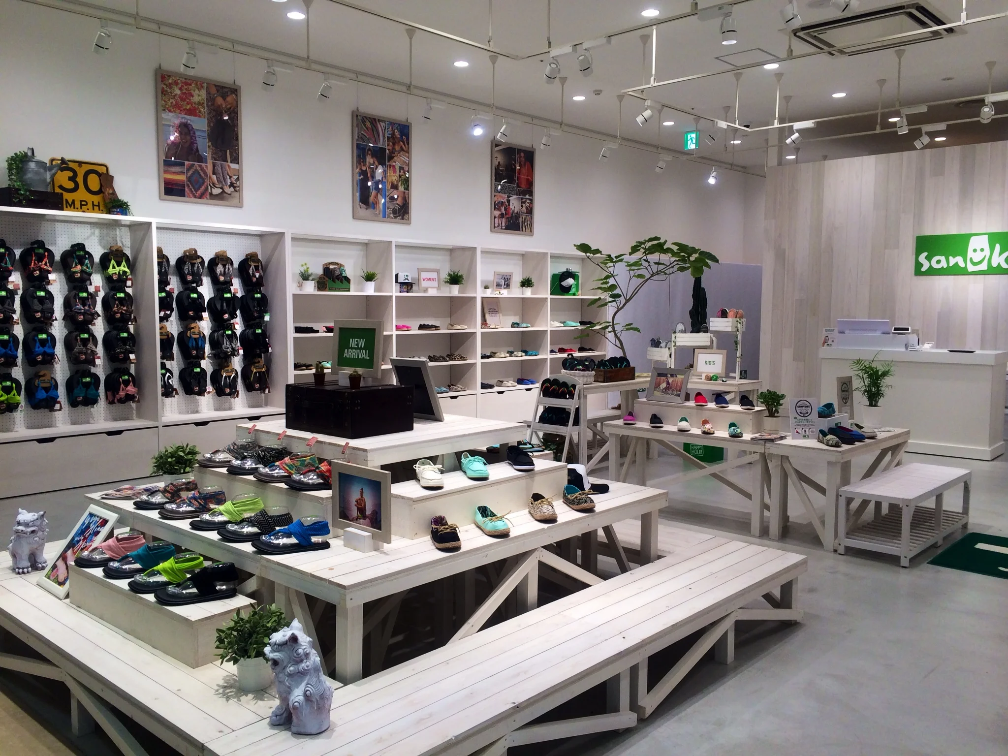 Sanuk shop Japan3.JPG
