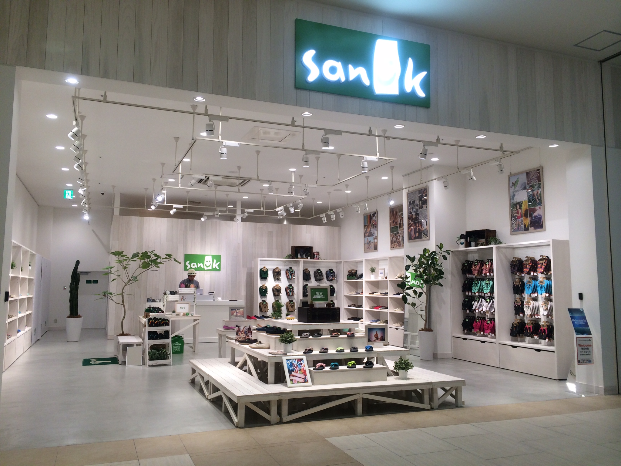Sanuk shop Japan4.jpeg