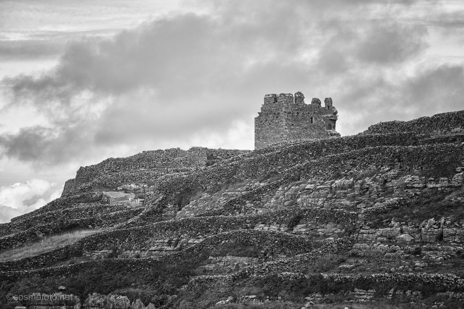 The first thing you see when you arrive on Inisheer. Walls and a castle that seems to dominate the island.