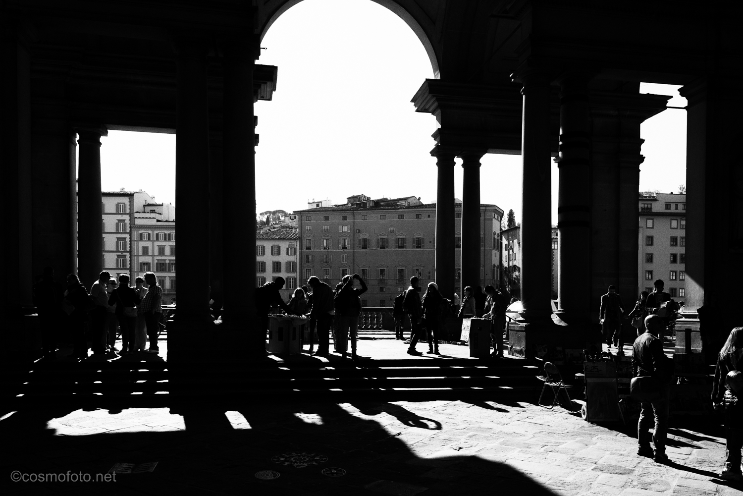 Another b/w photo from outside the Uffizi.