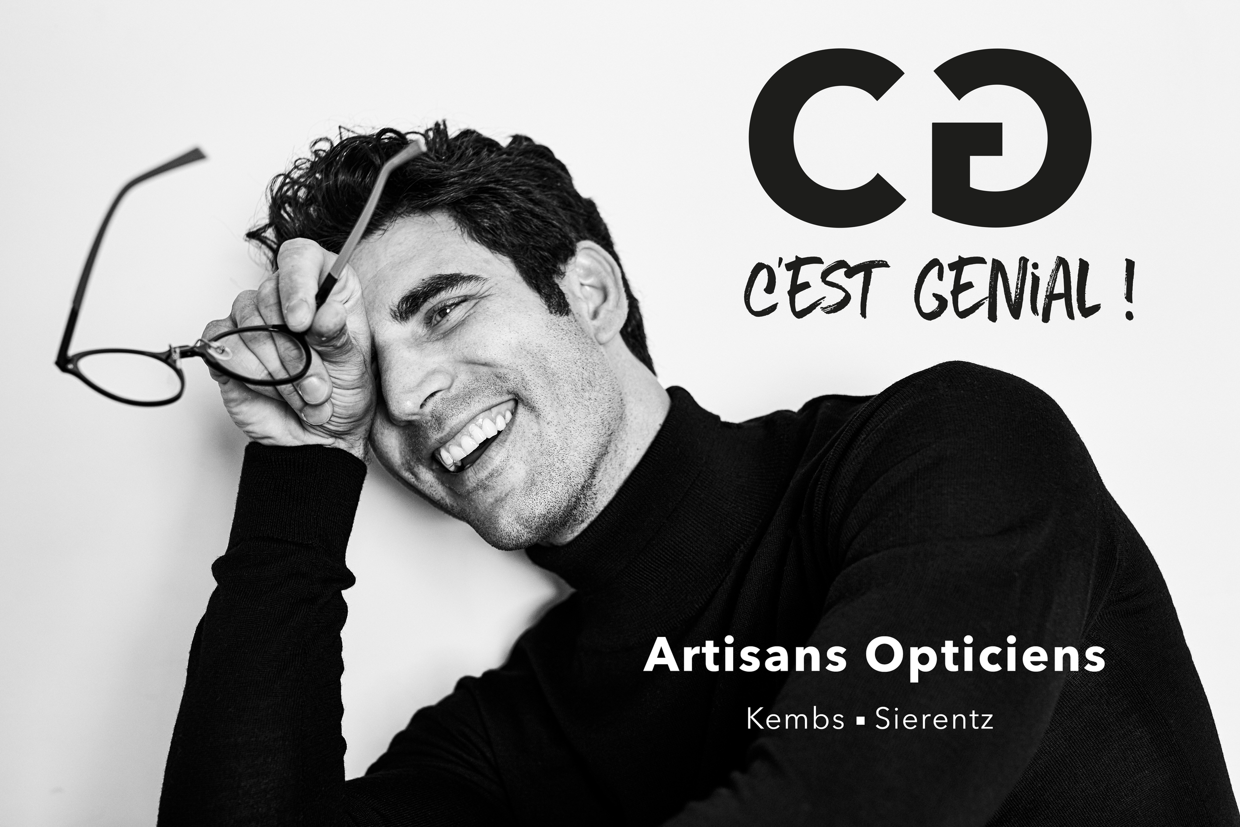Un homme souriant, tenant une paire de lunettes près de son visage. Texte en français soulignant qu'il s'agit d'un artisan opticien, avec les noms Kembo et Sierentz.