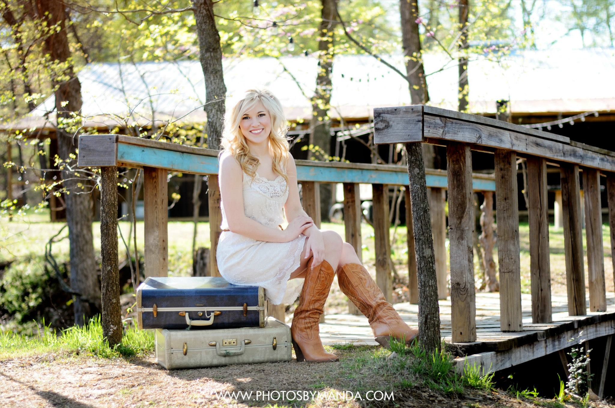 Photos by Manda . You can see more from this super cute session here . 