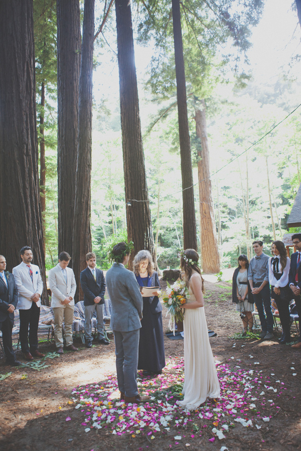 Ruffled . I love this no-altar altar! This is incredibly simple, but stunning and so romantic. 