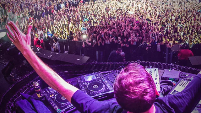 dj-crowd-looking-up.jpg