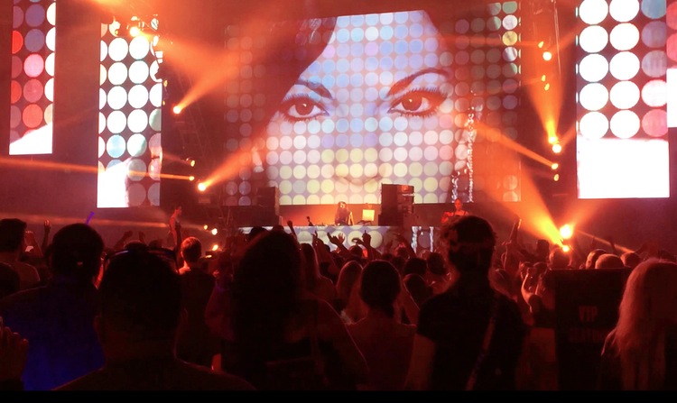 Crowd Shot kat face on screen hard rock site text.jpg