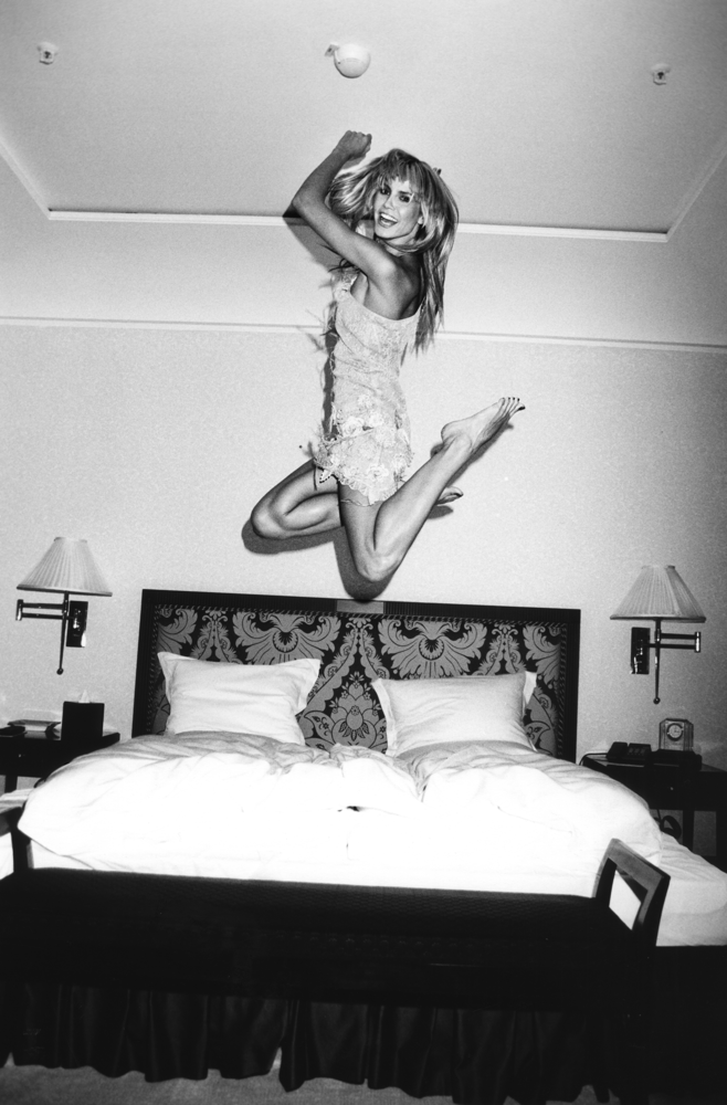 HeidiKlumJumpingOnTheBed.png