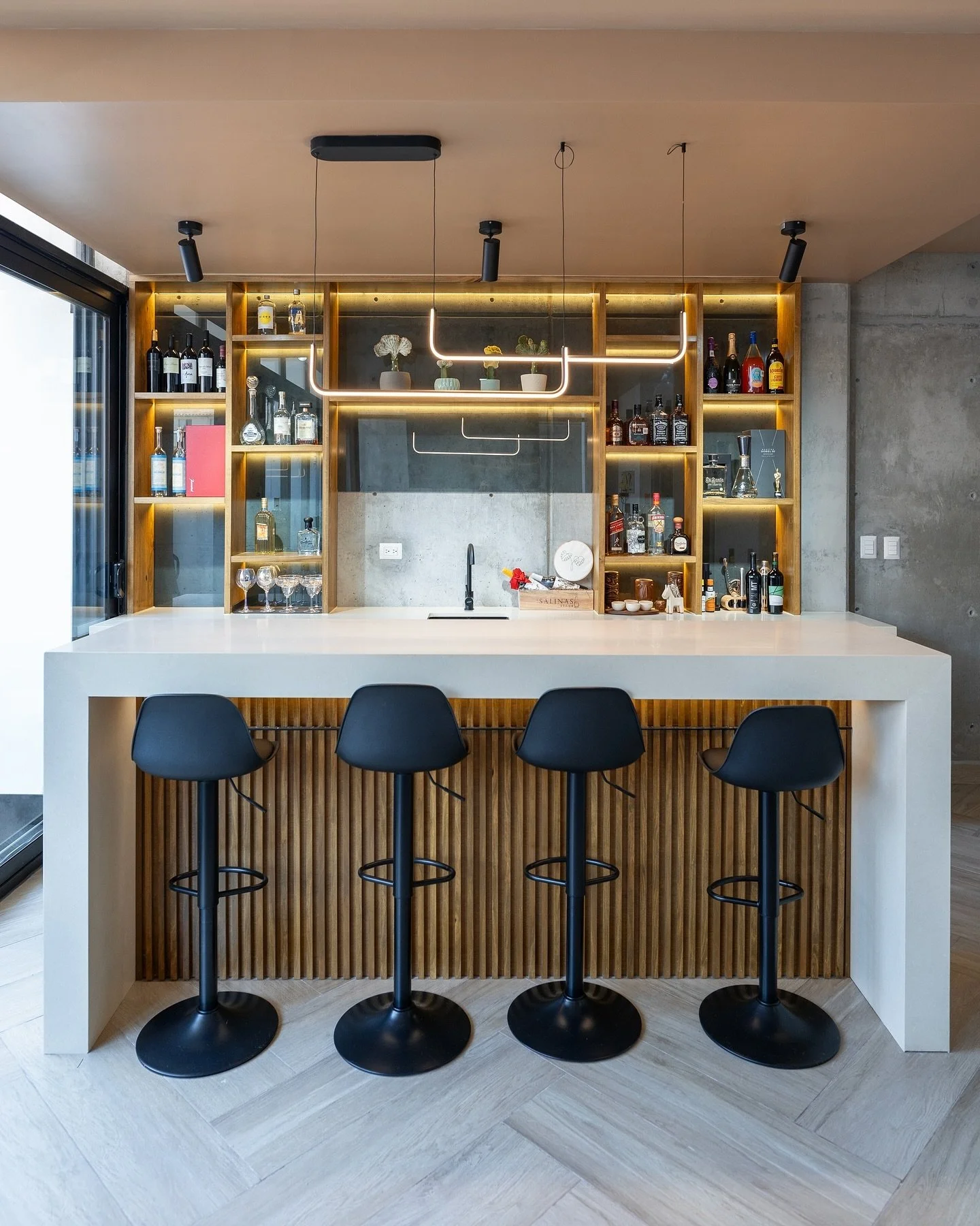 Intervenci&oacute;n Casa CS, 2024. 
Aqu&iacute; el resultado final de este proyecto, una barra dise&ntilde;ada y construida totalmente a la medida.

En Regenera Estudio, somos expertos en proyectos habitacionales de todo tipo. Nos enfocamos en la cal