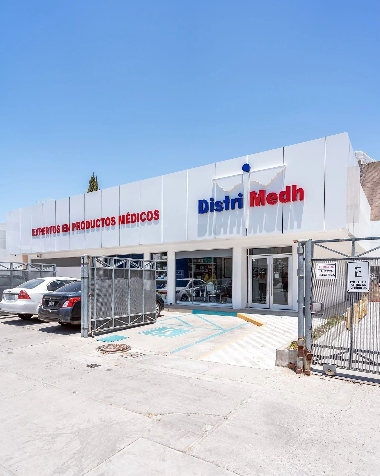 Otro proyecto entregado por Regenera Estudio:
Realizamos la remodelaci&oacute;n de interiores y fachada para Distrimedh, una tienda l&iacute;der en la distribuci&oacute;n de productos para el sector m&eacute;dico ubicada en la ciudad de Tijuana, Baja