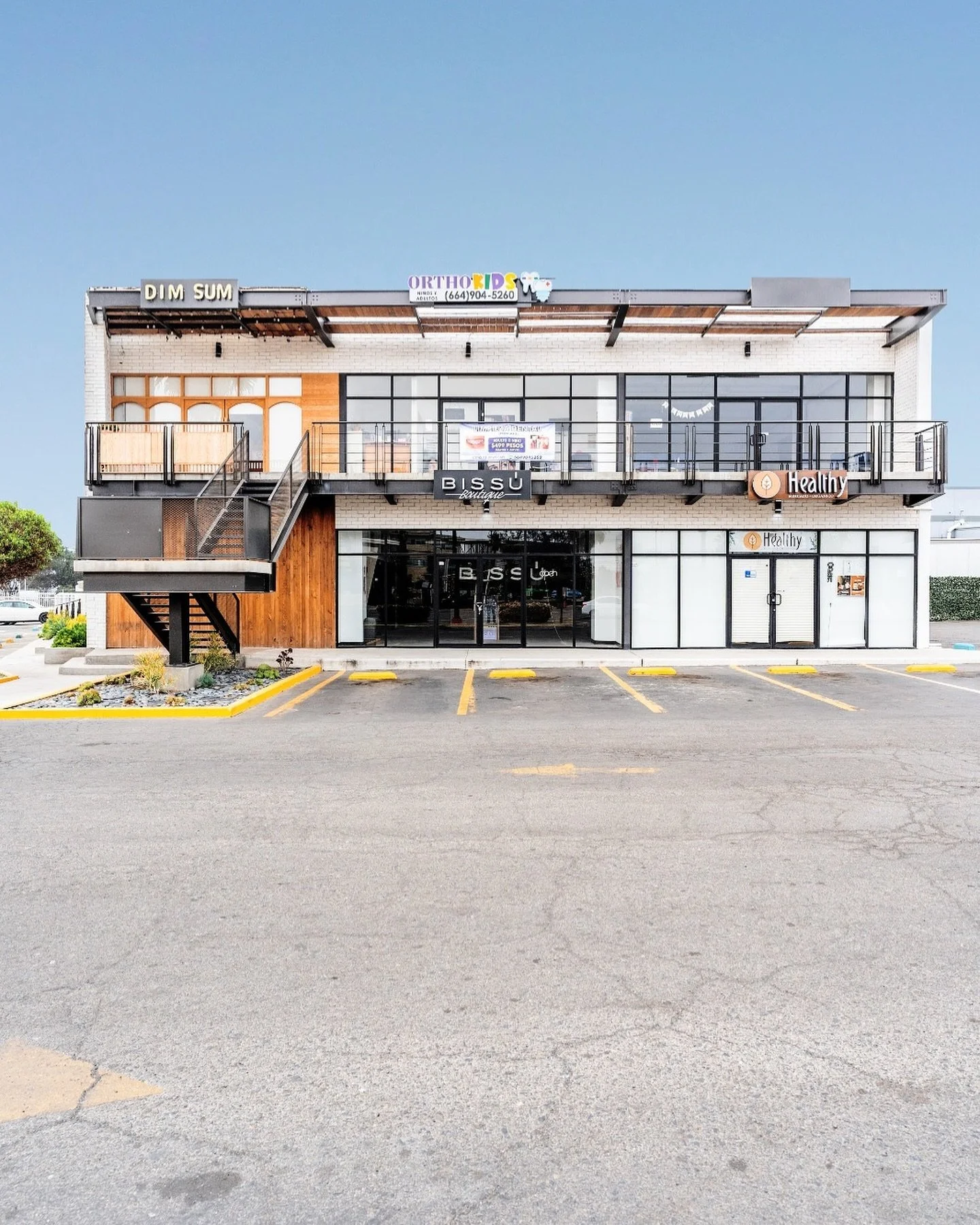 Les mostramos la obra terminada de los locales comerciales ubicados en Plaza Universidad Otay. Realizamos el proyecto de los mismos y nos complace que  la obra se haya ejecutado de acuerdo al dise&ntilde;o. 

Al proyectar lo hacemos con la conscienci