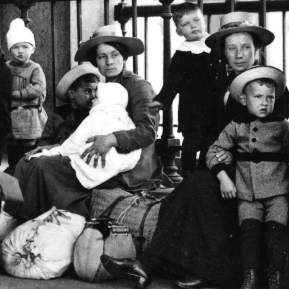 Newly arrived immigrants await examination at the Ellis Island between c. 1907 and 1921 (detail) | Courtesy of Ellis Island National Museum of Immigration