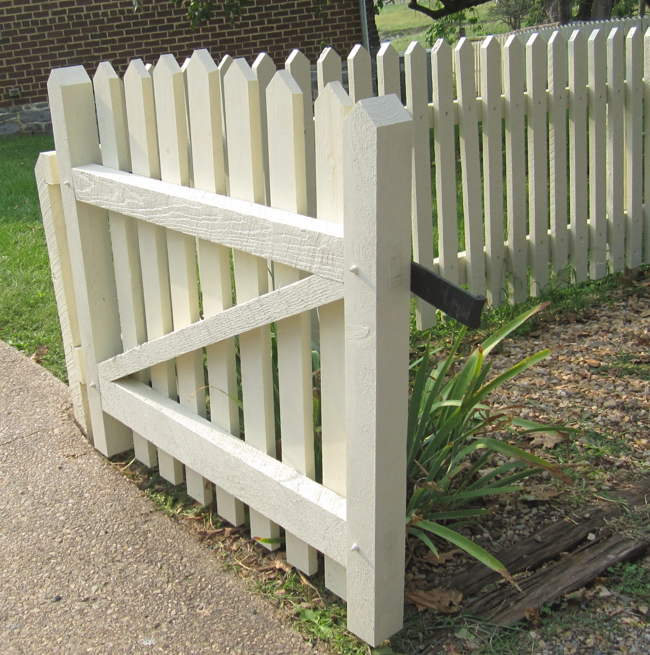 Traditionally designed gate