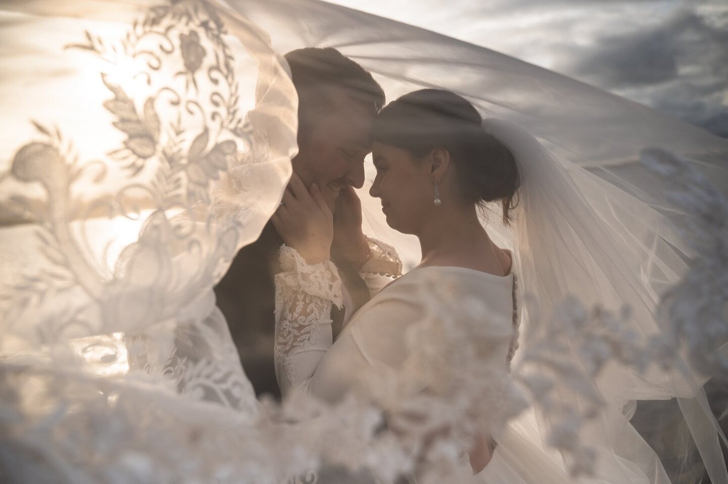 When the client requests a veil shot ❤️🙌 #veils #weddingveil #veilshot #sunset #brideandgroom