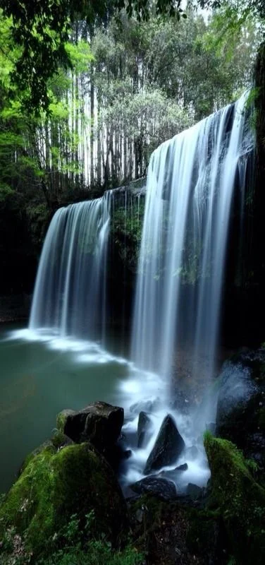 Nabegataki-Falls in Kumamoto, Japan by Ken Shimo. The waterfalls remind me of the textured, multi layered chains. 