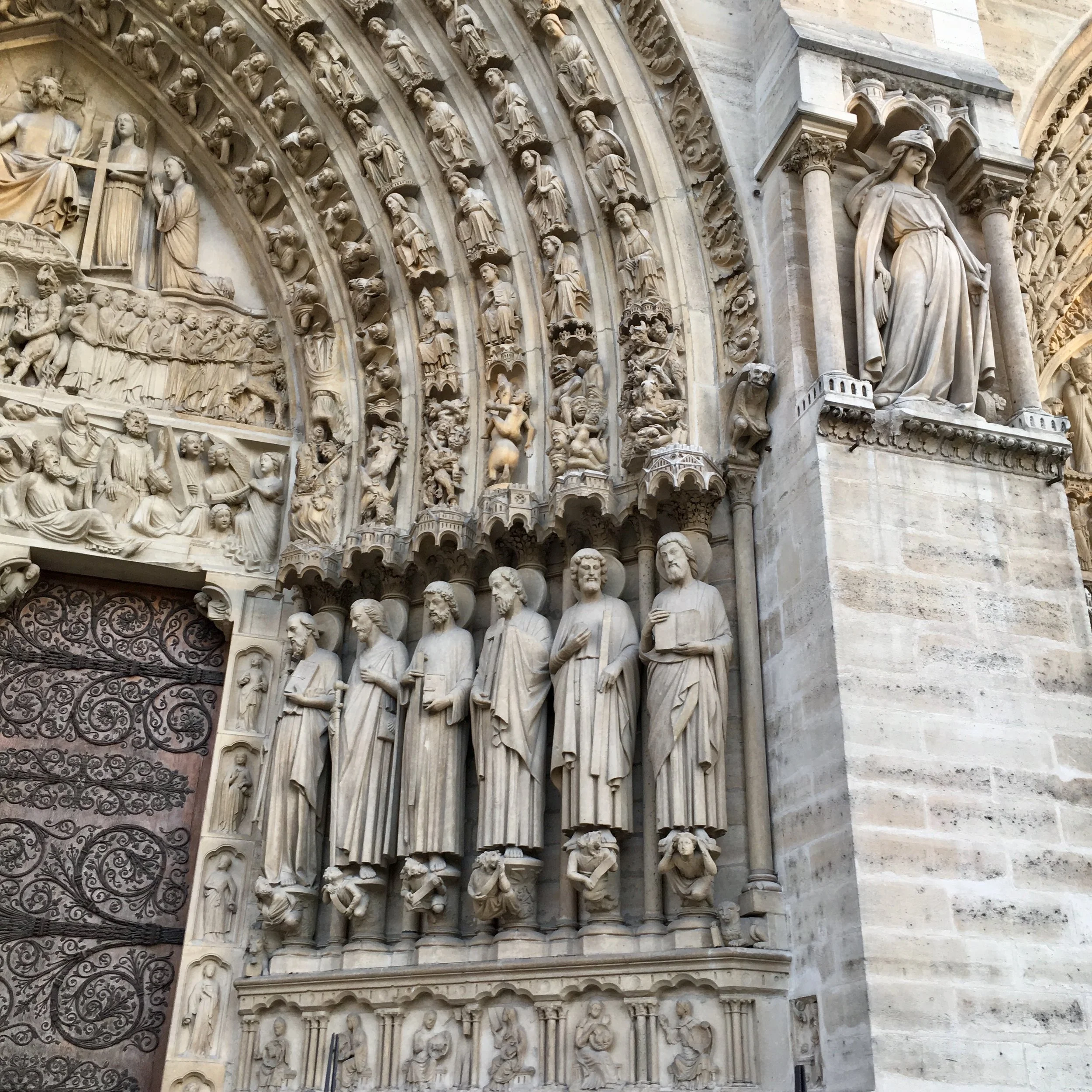 Carved people(s)