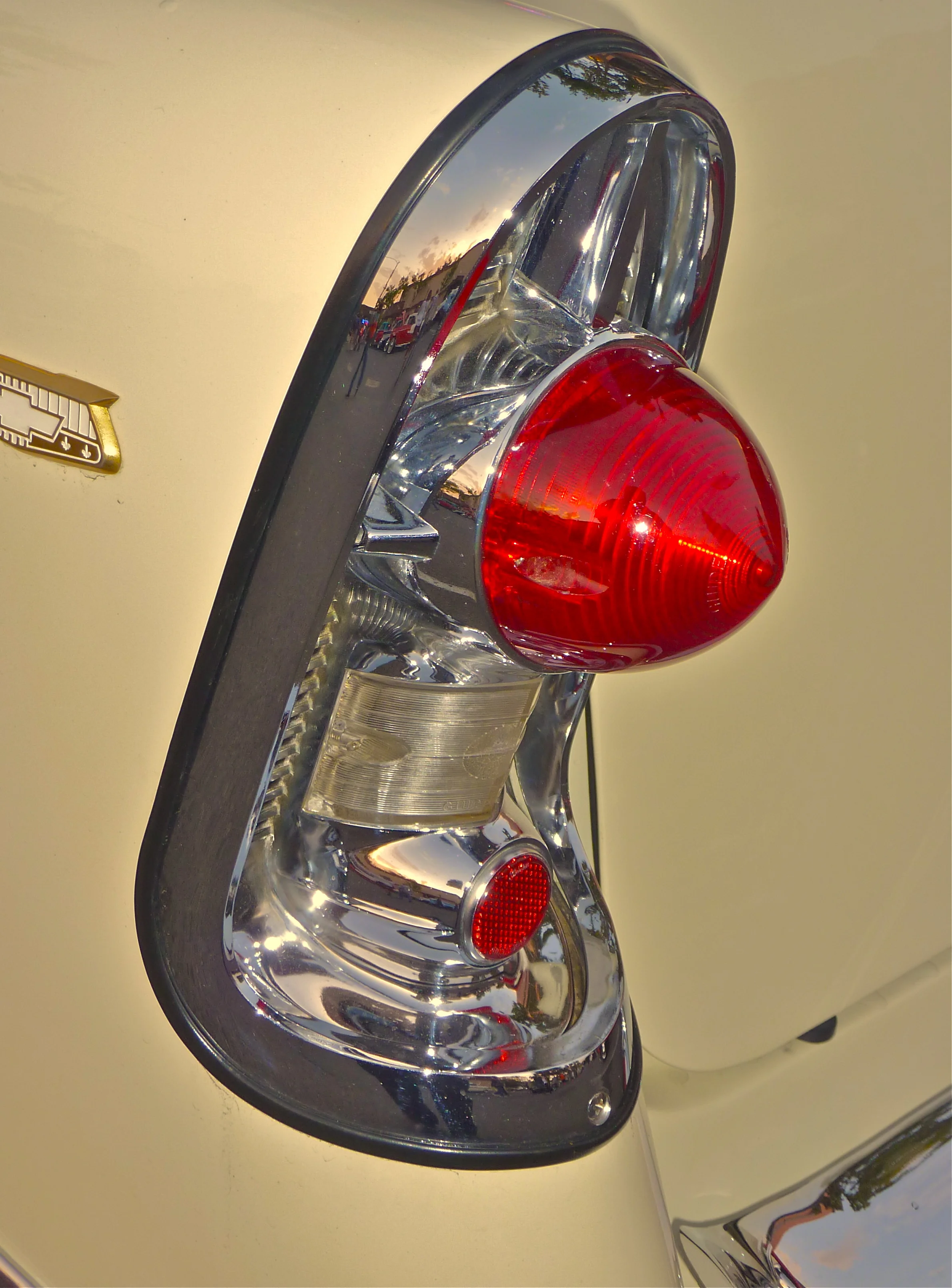 A Gorgeous Pice of Tail. . .Light