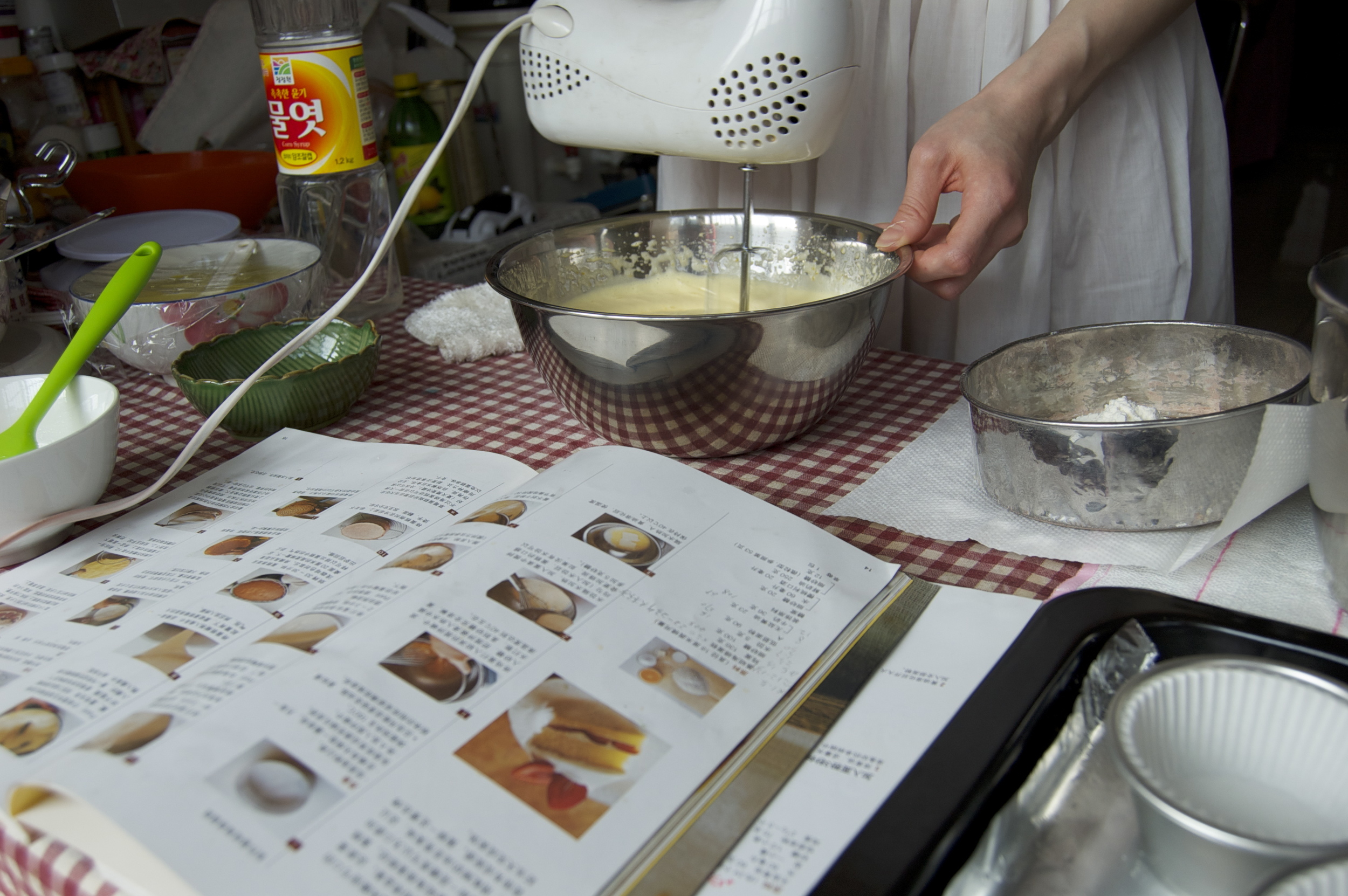 Hengheng preparing cupcake batter.